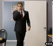 Una goffa tirocinante dalle grosse tette scopa il suo boss in ufficio