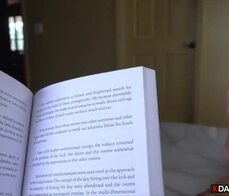 La figliastra vuole usare la doccia del patrigno e finisce per scopare 