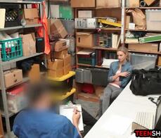 18 years old teen shoplifter caught and banged by security