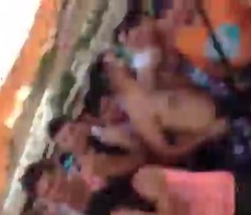 Se la chupan al tío en plena fiesta