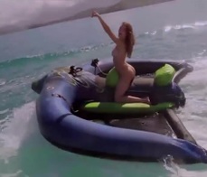 Giovane e arrapata in vacanza in spiaggia