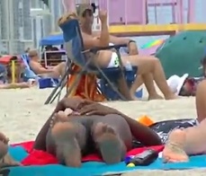 Exhibicionistas en la playa