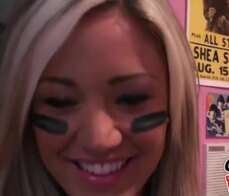 Sexy rubia se viste de jugadora