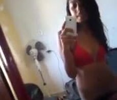 Joven india se denuda mientars se graba